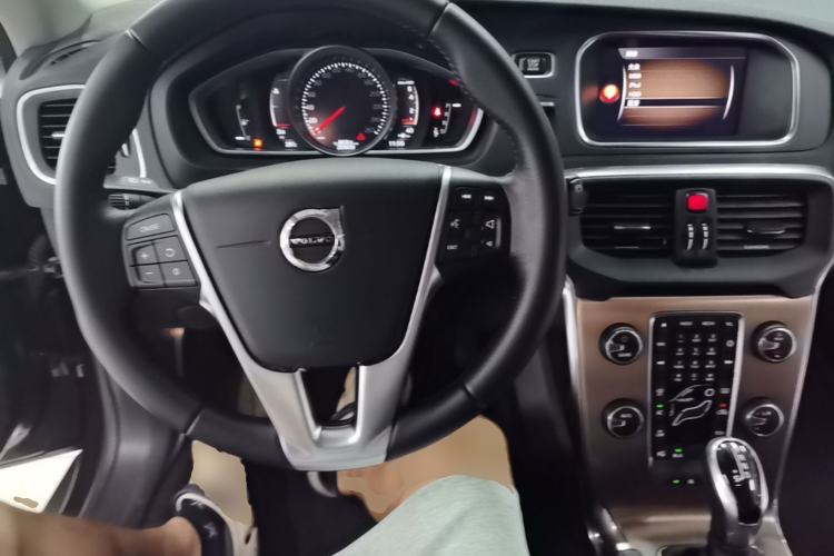 Used Volvo V40 2017 Cross Country T3 Zhiya Edition Center Console