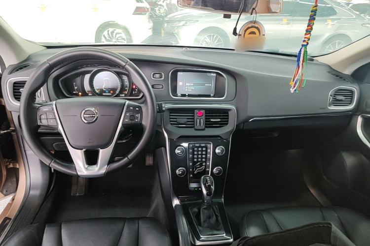 Used Volvo V40 2017 T3 Zhiyi Edition Center Console