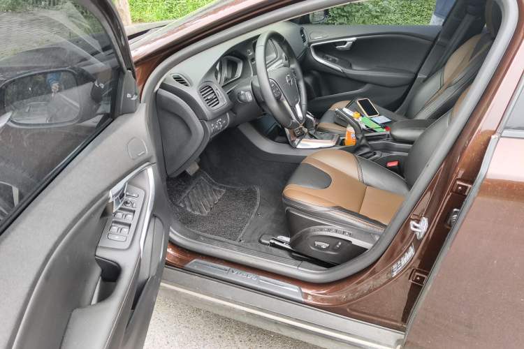 Used Volvo V40 2017 Cross Country T5 AWD Luxury Edition Driver Seat