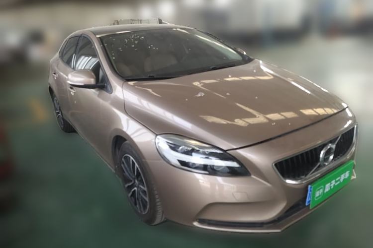 Used Volvo V40 2017 T3 Zhiyi Edition Front Right 45 Deg