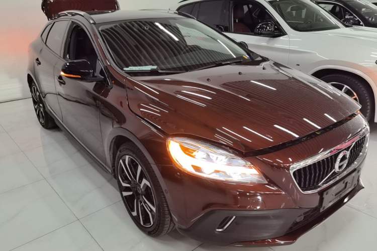 Used Volvo V40 2017 Cross Country T3 Zhiya Edition Front Right 45 Deg