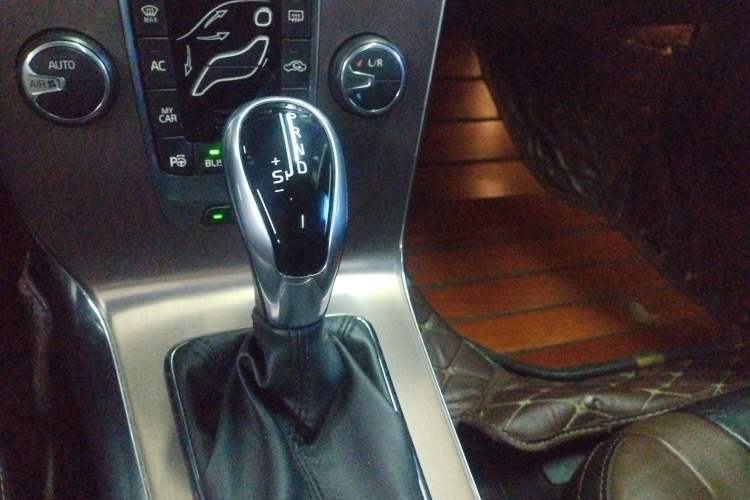 Used Volvo V40 2017 Cross Country T3 Zhiya Edition Gear Lever