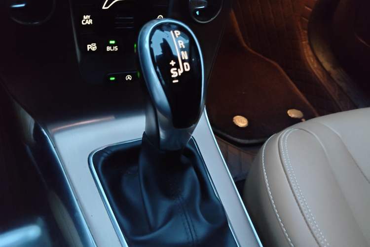 Used Volvo V40 2017 Cross Country T5 AWD Luxury Edition Gear Lever