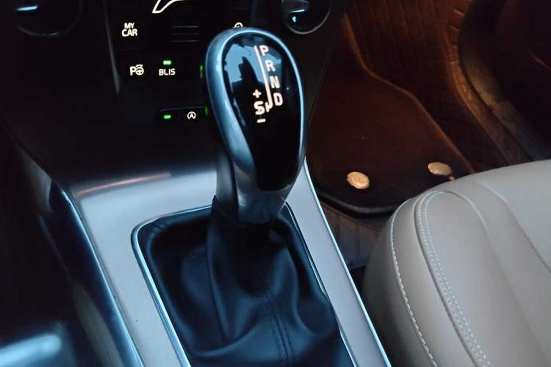 Used Volvo V40 2017 Cross Country T5 AWD Luxury Edition Gear Lever