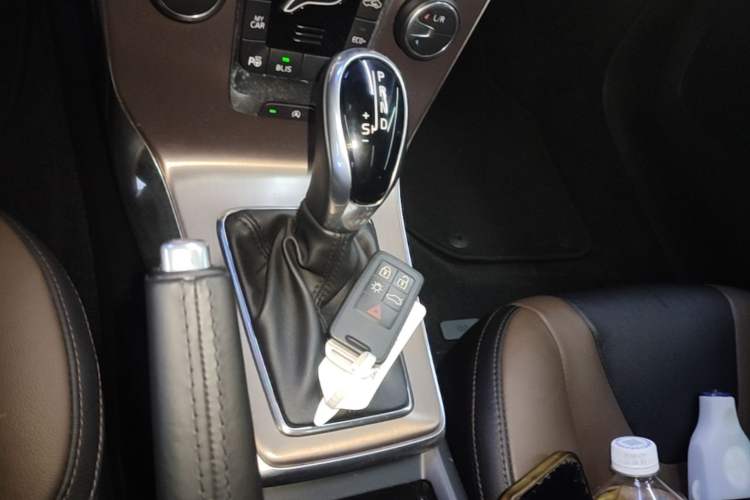 Used Volvo V40 2017 Cross Country T3 Zhiya Edition Gear Lever