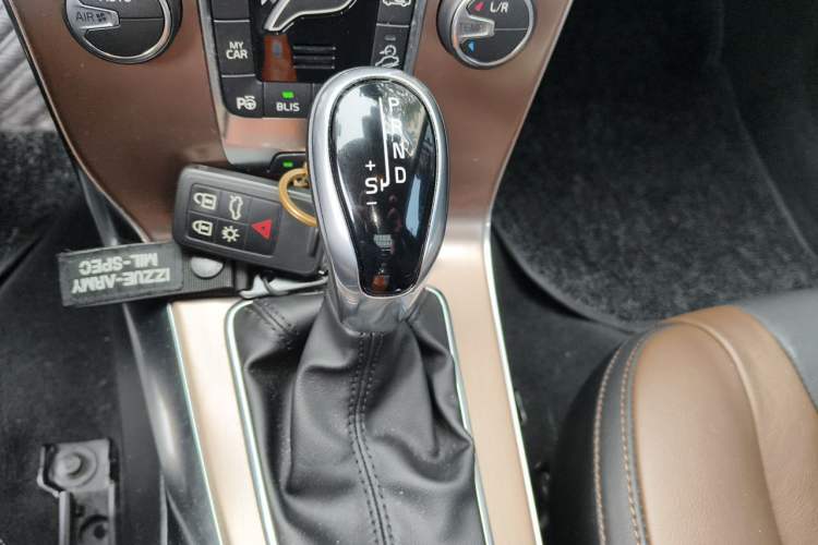 Used Volvo V40 2017 Cross Country T5 AWD Luxury Edition Gear Lever