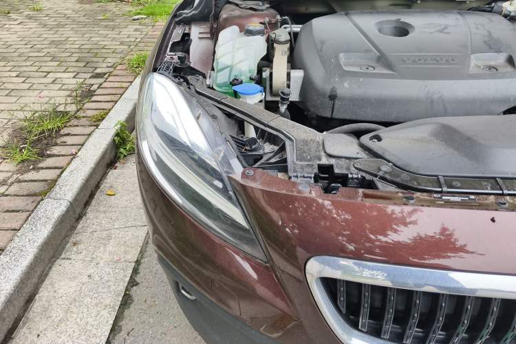 Used Volvo V40 2017 Cross Country T5 AWD Luxury Edition Right Front Headlight