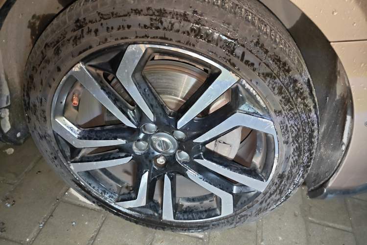 Used Volvo V40 2017 Cross Country T5 AWD Luxury Edition Right Front Wheel Hub