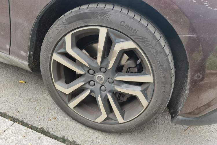 Used Volvo V40 2017 Cross Country T5 AWD Luxury Edition Right Front Wheel Hub