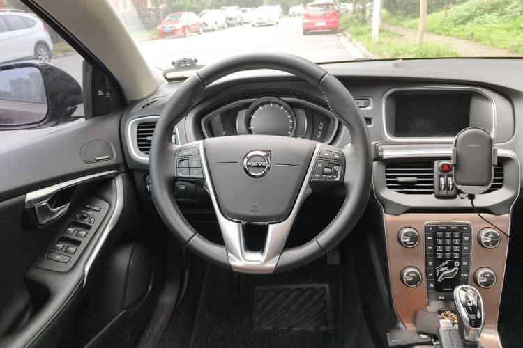 Used Volvo V40 2017 Cross Country T5 AWD Luxury Edition Steering Wheel