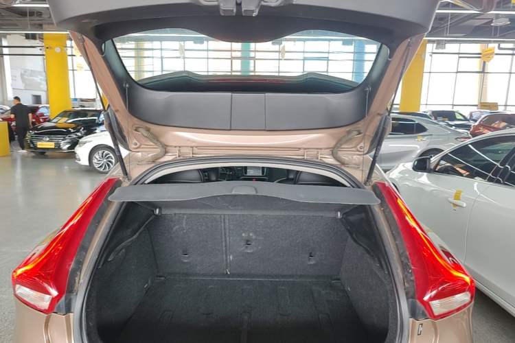 Used Volvo V40 2017 T3 Zhiyi Edition Trunk