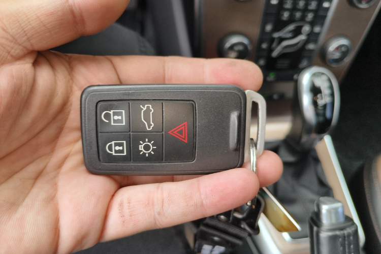 Used Volvo V40 2017 Cross Country T5 AWD Luxury Edition Vehicle Key