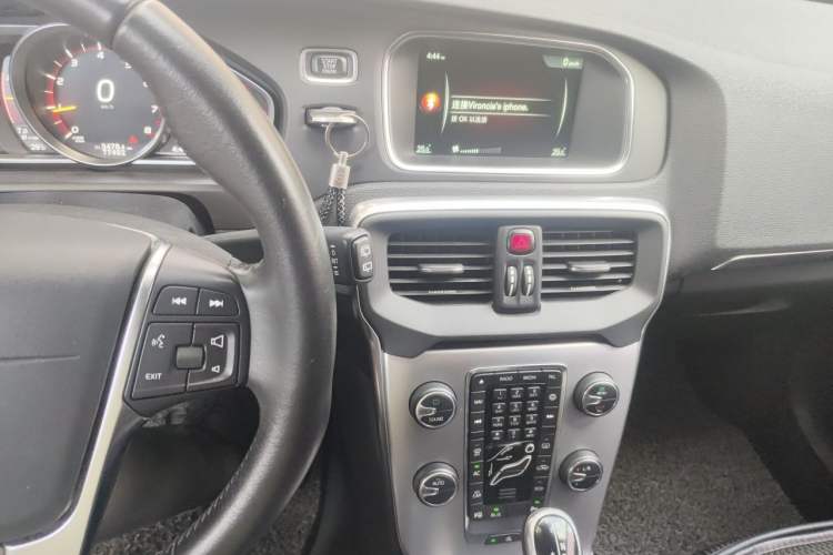 Used Volvo V40 2017 T4 Smart Luxury Edition Audio And AC Panel
