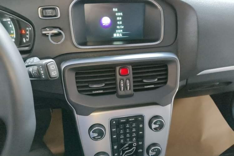 Used Volvo V40 2017 T3 Zhiya Edition Audio And AC Panel