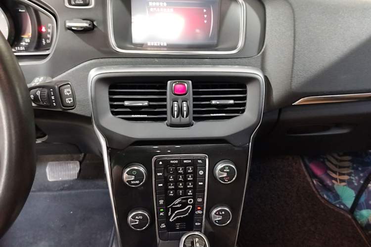 Used Volvo V40 2017 T3 Zhiyi Edition Audio And AC Panel