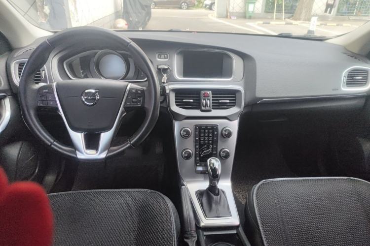Used Volvo V40 2017 T4 Smart Luxury Edition Center Console