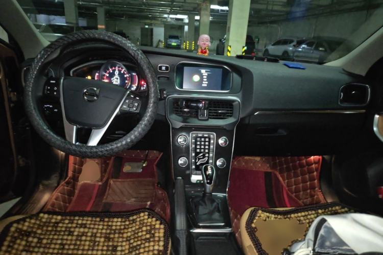 Used Volvo V40 2017 T3 Zhiyi Edition Center Console