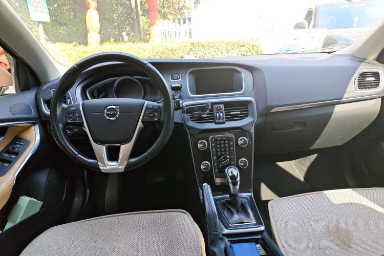 Used Volvo V40 2017 T3 Zhiyi Edition Center Console