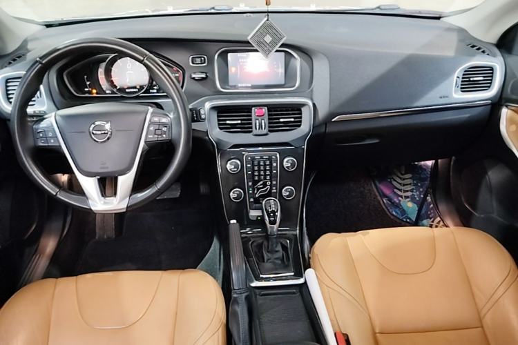 Used Volvo V40 2017 T3 Zhiyi Edition Center Console