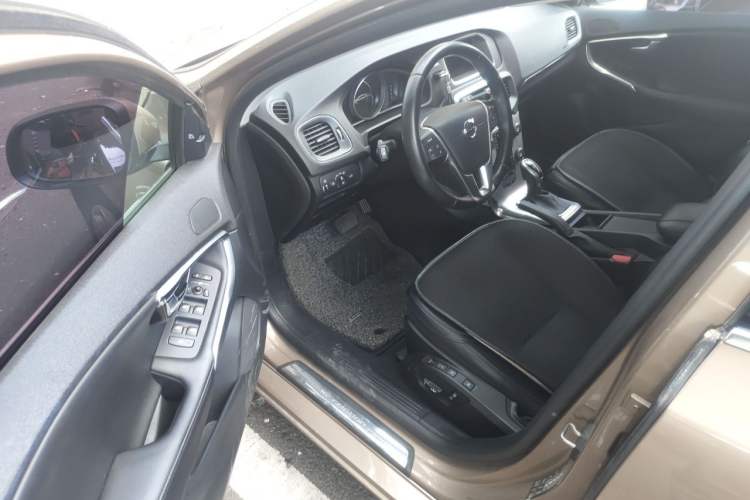 Used Volvo V40 2017 T4 Smart Luxury Edition Driver Seat