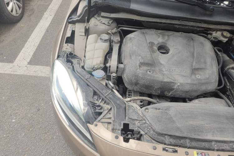 Used Volvo V40 2017 T4 Smart Luxury Edition Engine Bay Right