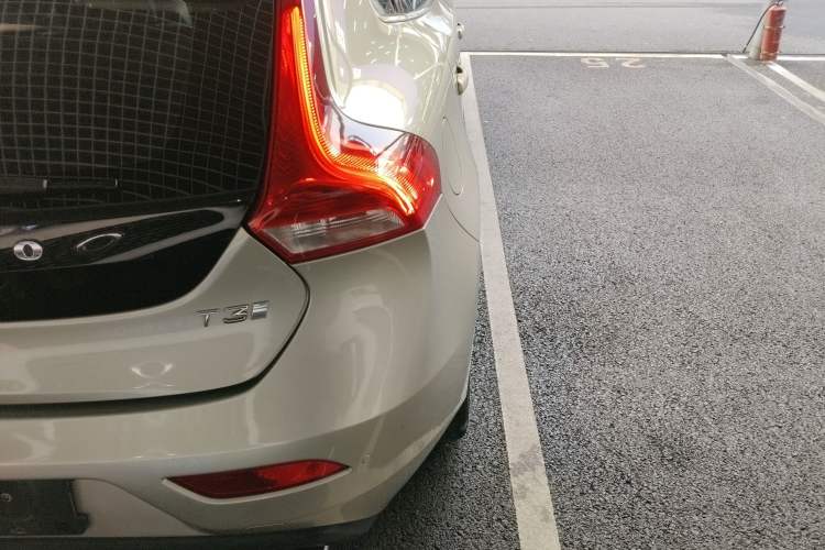 Used Volvo V40 2017 T3 Zhiya Edition Exterior 6