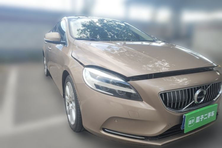 Used Volvo V40 2017 T4 Smart Luxury Edition Front Right 45 Deg