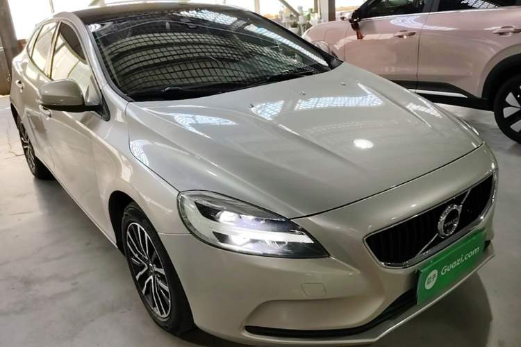 Used Volvo V40 2017 T3 Zhiyi Edition Front Right 45 Deg