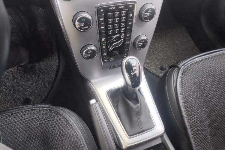 Used Volvo V40 2017 T4 Smart Luxury Edition Gear Lever