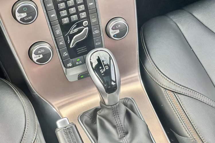 Used Volvo V40 2017 Cross Country T3 Zhiya Edition Gear Lever