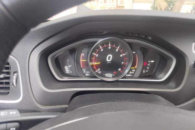 Used Volvo V40 2017 T4 Smart Luxury Edition Instrument Cluster