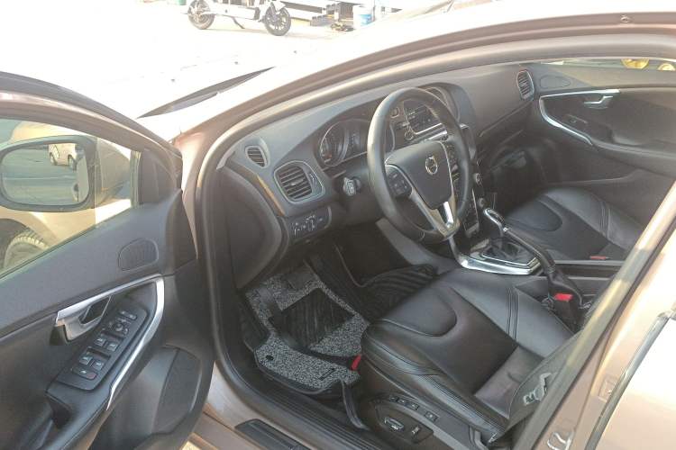 Used Volvo V40 2017 T3 Zhiyi Edition Interior 3