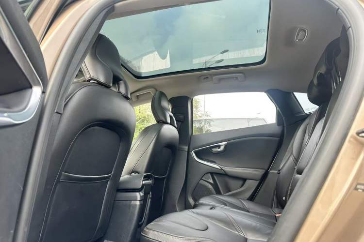 Used Volvo V40 2017 Cross Country T3 Zhiya Edition Interior 4