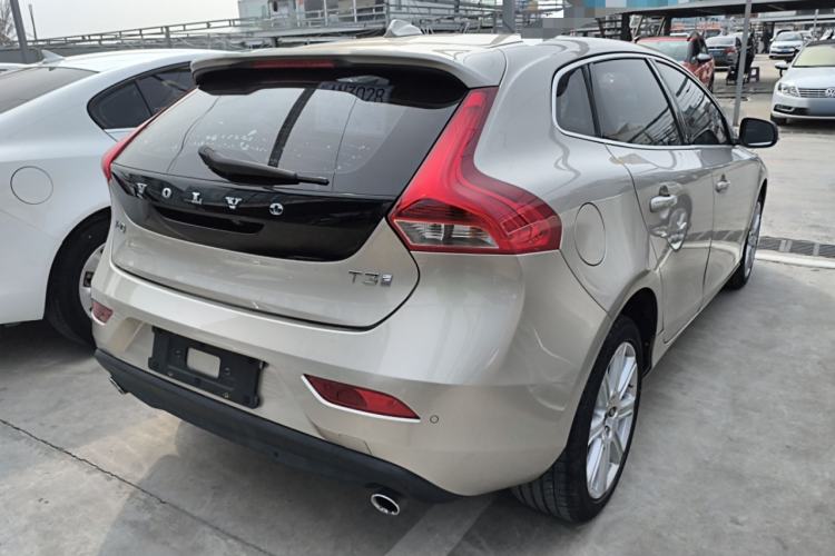 Used Volvo V40 2017 T3 Zhiya Edition Rear Right 45 Deg