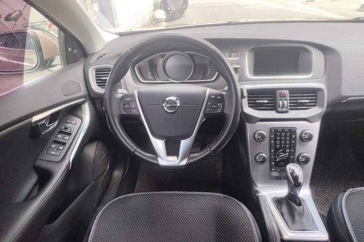 Used Volvo V40 2017 T4 Smart Luxury Edition Steering Wheel