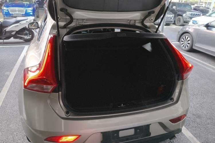 Used Volvo V40 2017 T3 Zhiya Edition Trunk