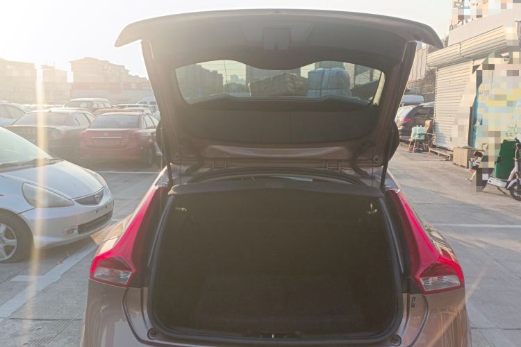 Used Volvo V40 2017 T3 Zhiyi Edition Trunk