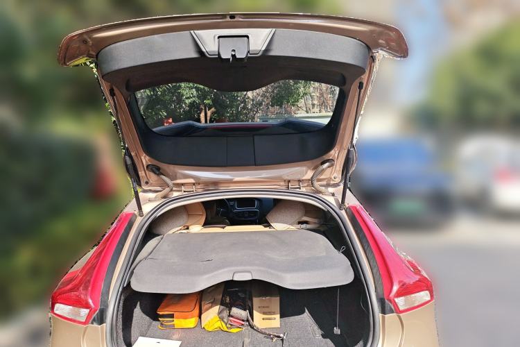 Used Volvo V40 2017 T3 Zhiyi Edition Trunk