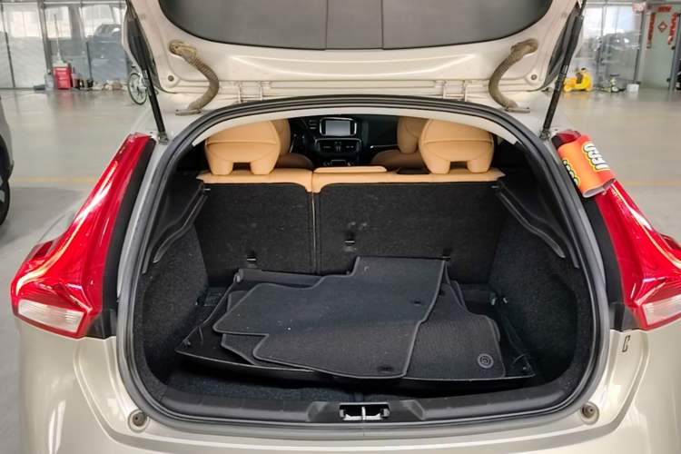 Used Volvo V40 2017 T3 Zhiyi Edition Trunk