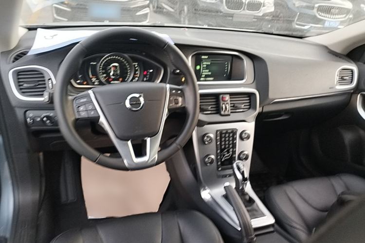 Used Volvo V40 2017 T3 Zhiya Edition Center Console