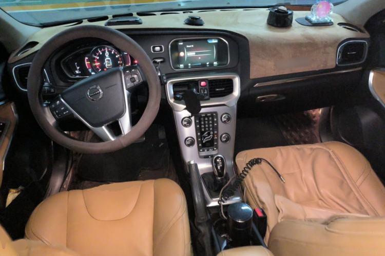 Used Volvo V40 2017 T3 Zhiya Edition Center Console