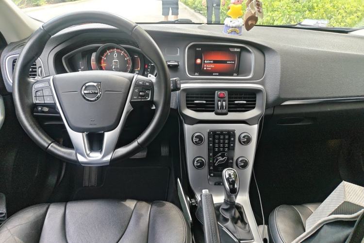 Used Volvo V40 2017 T3 Zhiya Edition Center Console
