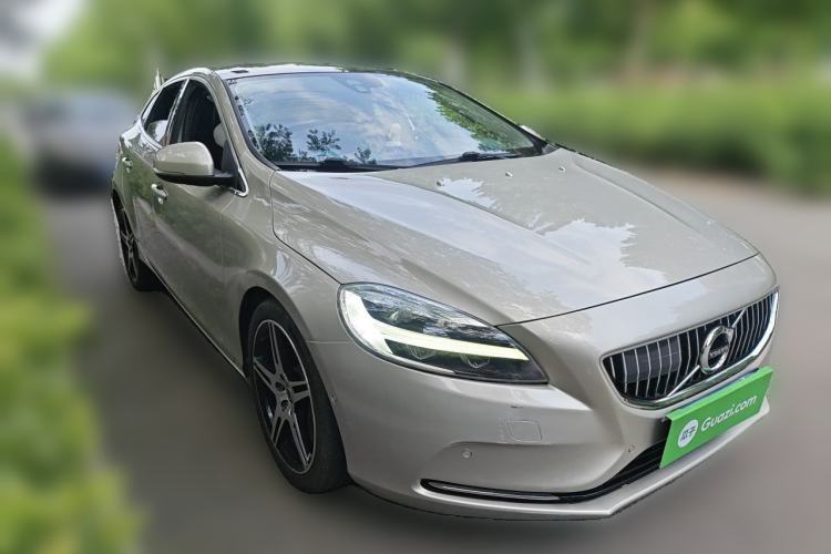 Used Volvo V40 2017 T3 Zhiya Edition Front Right 45 Deg