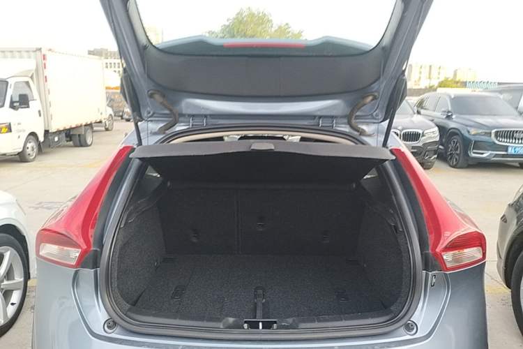 Used Volvo V40 2017 T3 Zhiya Edition Trunk
