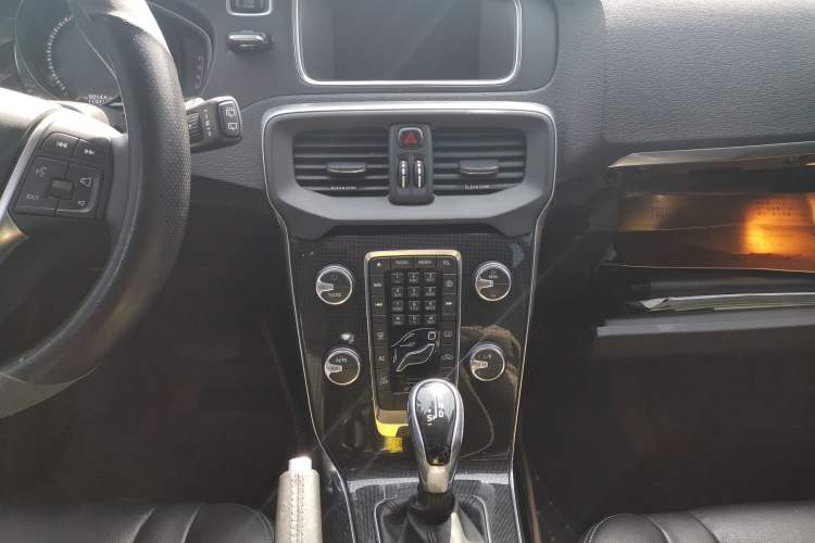 Used Volvo V40 2017 T3 Zhiyi Edition Audio And AC Panel