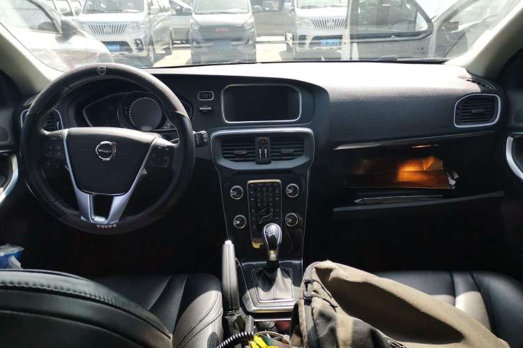 Used Volvo V40 2017 T3 Zhiyi Edition Center Console
