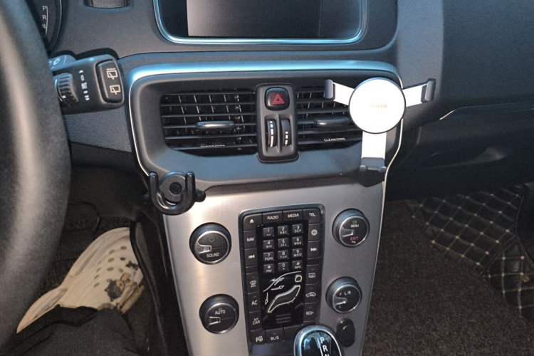 Used Volvo V40 2017 T3 Zhiya Edition Audio And AC Panel