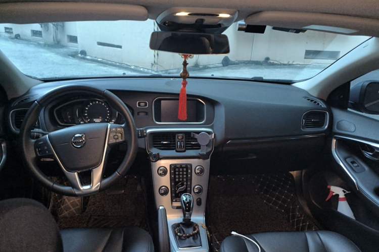 Used Volvo V40 2017 T3 Zhiya Edition Center Console