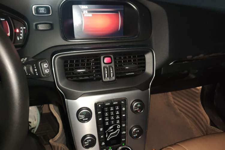 Used Volvo V40 2017 T3 Zhiya Edition Audio And AC Panel