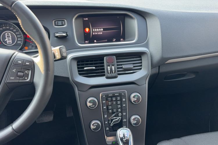 Used Volvo V40 2017 T3 Smart Edition Audio And AC Panel